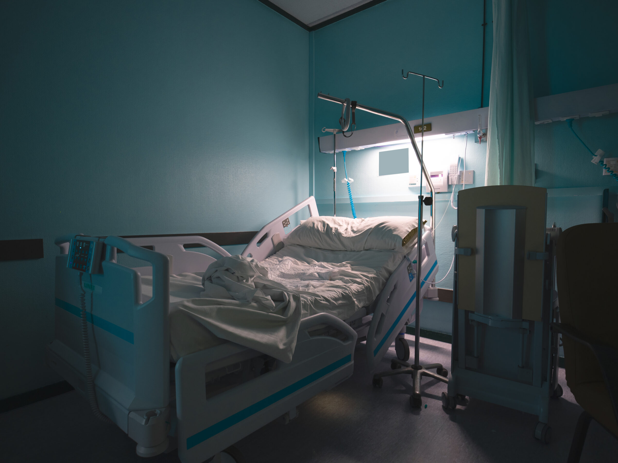 Empty room with bed and comfortable medical equipped in a hospital.